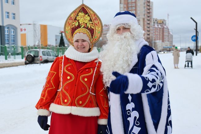 На набережной Газовиков состоялся костюмированный забег на лыжах «Новогодний километр»