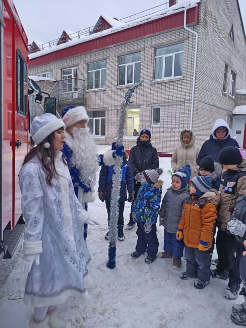 К воспитанникам ухтинского центра социальной защиты населения на пожарной машине приехали Дед Мороз и Снегурочка