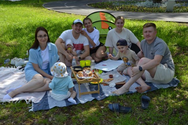 «Семейный завтрак на траве» прошёл в Детском парке